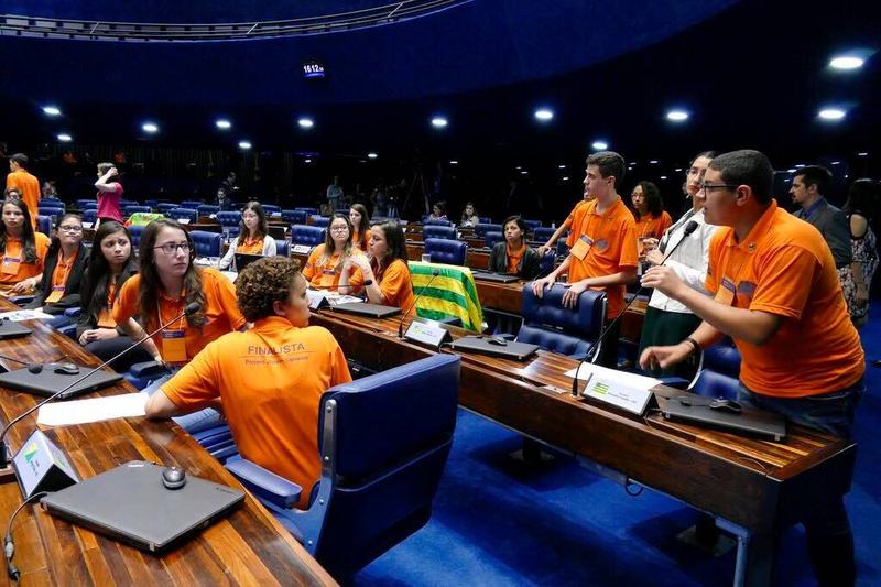 Pedro Netto em debate durante sessão do Senado Jovem